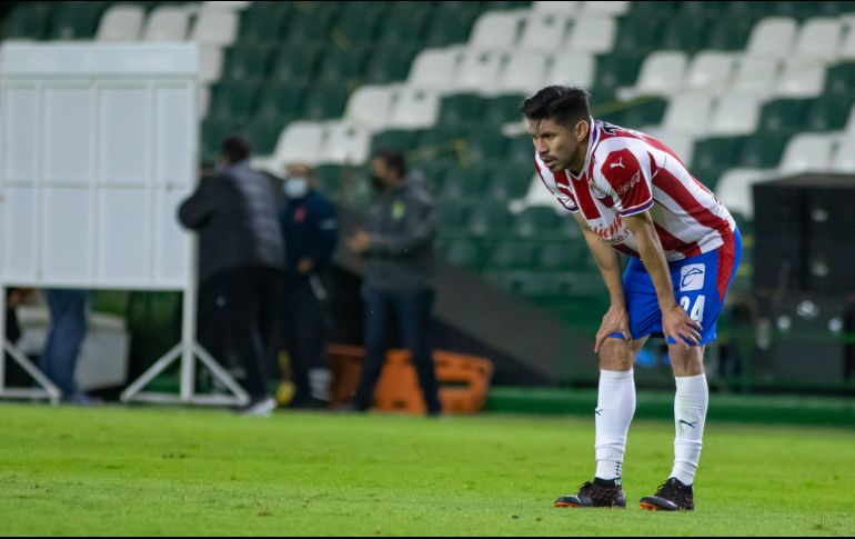 El paso de Oribe Peralta por Chivas no ha sido el mejor, y para muestra de ello, este domingo el atacante cumplió exactamente un año de la última vez que celebrón un gol suyo. Imago7