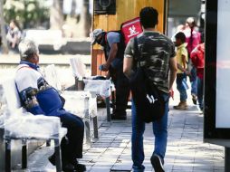 DE PASEO. Aunque en Jalisco se ampliaron las medidas restrictivas hasta el 12 de febrero por el aumento de casos de COVID-19, aún se observan personas que realizan actividades recreativas en puntos como plazas públicas y parques que deberían estar cerrados debido al botón de emergencia que activó la autoridad para evitar la propagación del virus. En la plazoleta que se encuentra frente al templo de Aranzazú, en el Centro Histórico, algunos jaliscienses usaron incluso bancas del mobiliario urbano que todavía tienen la envoltura. EL INFORMADOR • G. GALLO