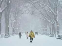 Personas caminan hoy en Central Park, en la ciudad de Nueva York. AFP/T. A. Clary