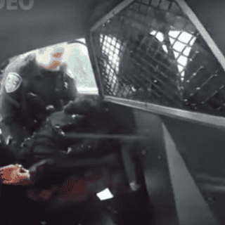 Policías esposan y rocían gas pimienta a niña de 9 años