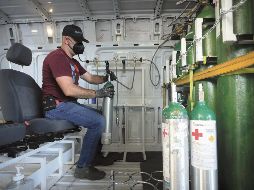 OXÍGENO EN RUEDAS. La empresa señala que al día rellena hasta 65 tanques. EL INFORMADOR • F. ATILANO