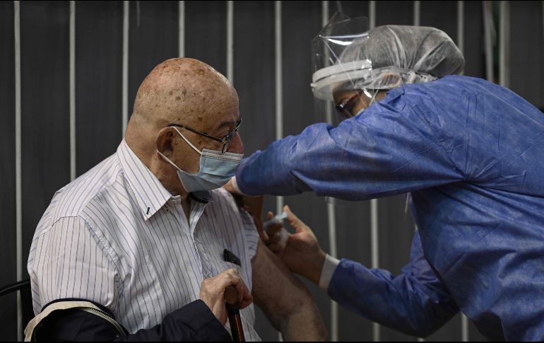 Este martes se dio a conocer el inicio del registro para que los adultos mayores de 60 años de edad puedan registrarse para obtener la vacuna contra el COVID-19. AFP / J. Mabromata