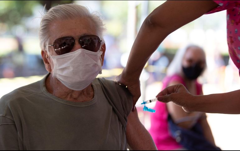 Los adultos mayores deberán llegar con 15 minutos de anticipación, y solo llevar una identificación oficial, acudir desayunados y con los medicamentos tomados. EFE / J. Alves