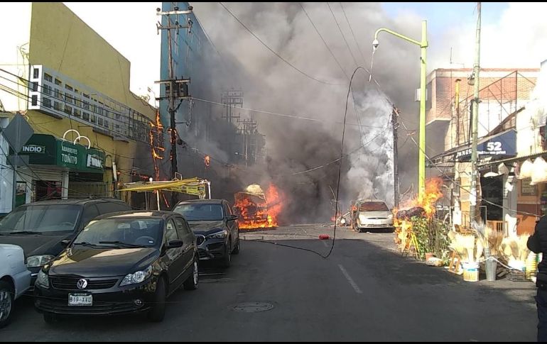 Como medida preventiva, fueron evacuadas aproximadamente 600 personas de una unidad habitacional y de puestos aledaños. TWITTER / @SGIRPC_CDMX