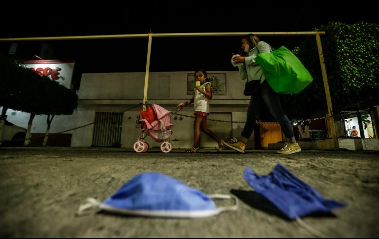 Cada vez más común encontrar residuos sanitarios (como cubrebocas) en la calle; autoridades piden la colaboración de los ciudadanos para darle un destino correcto a este tipo de basura. EL INFORMADOR/F. Atilano