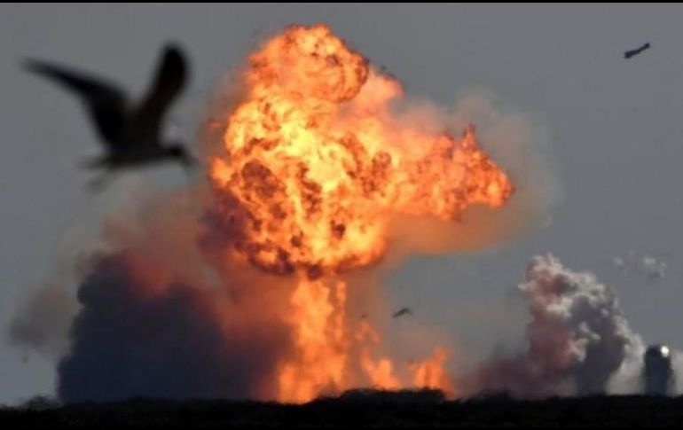 La nave SN9 del programa Starship no pudo lograr su objetivo de descender de manera controlada. REUTERS