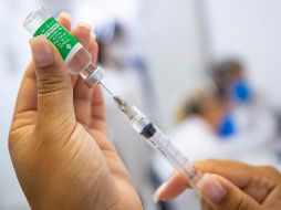 Un análisis de los ensayos clínicos sugiere que la vacuna de AstraZeneca tiene una eficacia del 76% tras la primera inyección, y se eleva al 82% tras una segunda dosis inoculada tras un intervalo de 12 semanas o más. AP/A. Penner