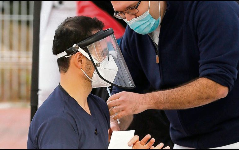 Todavía faltan más de 90 mil trabajadores de Salud en Jalisco por ser inmunizados. EFE / ARCHIVO