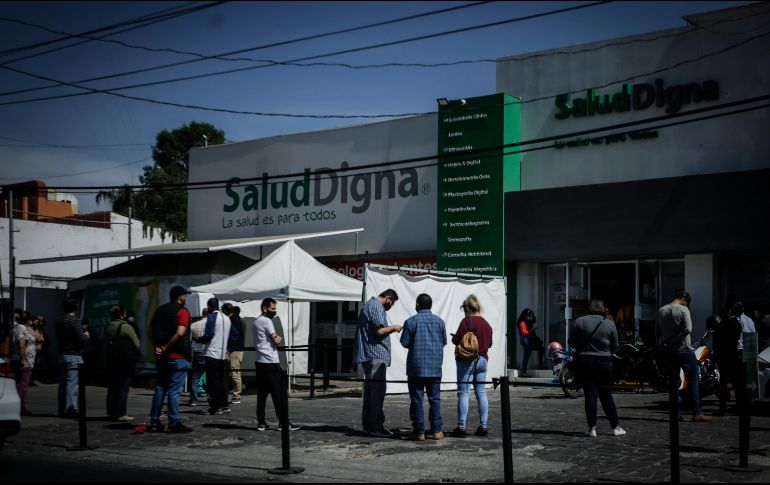 Fila para exámenes de COVID-19 en un laboratorio de la ciudad. EL INFORMADOR/F. Atilano