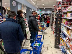 Por las restricciones de movilidad, los supermercados son de los pocos lugares en los que se puede socializar mientras se espera en fila para pagar en caja. AFP / ARCHIVO