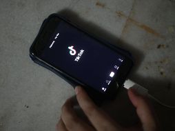 TikTok, como otras redes sociales, pueden ser una gran herramienta para informarse, desafortunadamente, también son aprovechadas para difundir información falsa. AFP / ARCHIVO