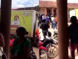 En un camión refrigerado que usualmente transporta pollos la vacuna rusa llegó a Bolivia. TWITTER: @orqquideam.