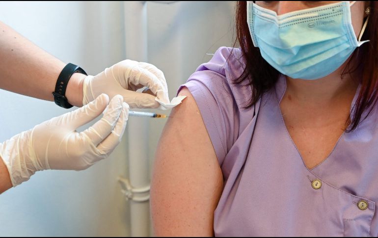Los voluntarios que recibirán una dosis inicial y un refuerzo, se mantendrán en seguimiento médico. AFP/ARCHIVO
