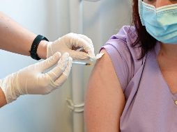Los voluntarios que recibirán una dosis inicial y un refuerzo, se mantendrán en seguimiento médico. AFP/ARCHIVO