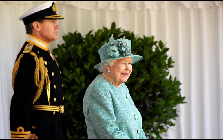 Isabel II se encuentra aislada junto con su esposo, el Duque de Edimburgo, entre las paredes de Windsor, donde la pareja recibe los cuidados de un reducido equipo de personal. AFP / ARCHIVO