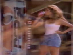 En 1992, Pepsi optó por contratar a la entonces top model Cindy Crawford para protagonizar su anuncio en el que se mostraba cómo sería la nueva presentación en lata de la bebida. YouTube