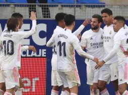 El defensa francés del Real Madrid, Raphaël Varane (2d), celebra con sus compañeros uno de sus goles ante el Huesca. EFE/J. Cebollada
