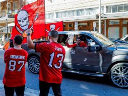 Recomiendan que, en caso de querer organizar un evento para ver el juego, lo mejor es usar cubrebocas y hacerlo al aire libre. EFE/E. Lesser