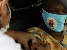 Una mujer recibe una dosis de la vacuna Sinovac hoy, en un centro de vacunación instalado en la 