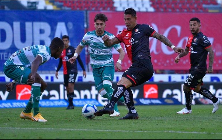 Santos se siente cómodo con el resultado parcial y ya realizó tres cambios. IMAGO 7/S. Bautista