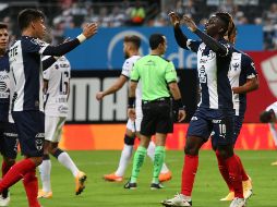 FESTEJO. Ake Loba (#10) anotó el del triunfo. IMAGO7