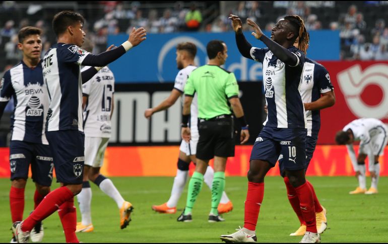 FESTEJO. Ake Loba (#10) anotó el del triunfo. IMAGO7