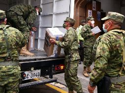 URNAS. El Ejército resguarda el material electoral para la jornada de hoy.  AFP