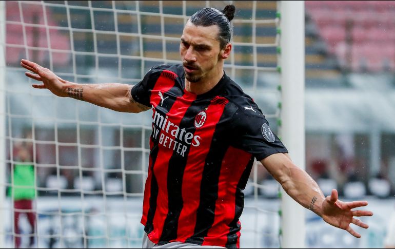 El delantero sueco, de 39 años, alcanzó el hito con un disparo al ángulo superior en la primera parte. AP / A. Callani