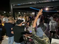 En la reunión que los propios futbolistas subieron a sus redes sociales, se encontraban más de 40 personas, aparte de que llegó un conjunto musical para amenizar. TWITTER / @ELSHOWDEANDY