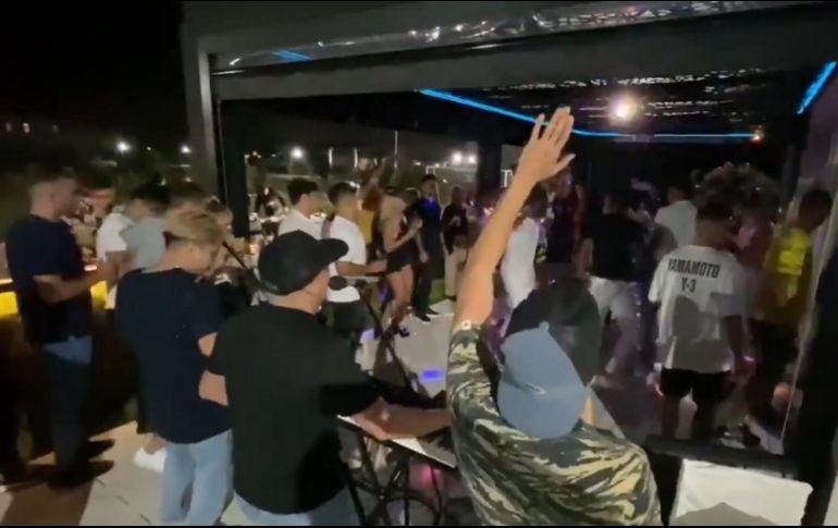 En la reunión que los propios futbolistas subieron a sus redes sociales, se encontraban más de 40 personas, aparte de que llegó un conjunto musical para amenizar. TWITTER / @ELSHOWDEANDY