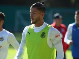 Hiram Mier estará en la central apoyado por Antonio Briseño y Gilberto Sepúlveda, para dejar que por la banda derecha vaya Isaac Brizuela. TWITTER / @Chivas