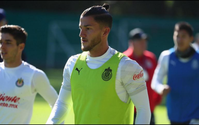 Hiram Mier estará en la central apoyado por Antonio Briseño y Gilberto Sepúlveda, para dejar que por la banda derecha vaya Isaac Brizuela. TWITTER / @Chivas