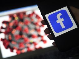 A partir de este lunes, se eliminarán comentarios hasta ahora permitidos en la red social y en Instagram, como que el COVID-19 fue creado por humanos. AFP/ARCHIVO