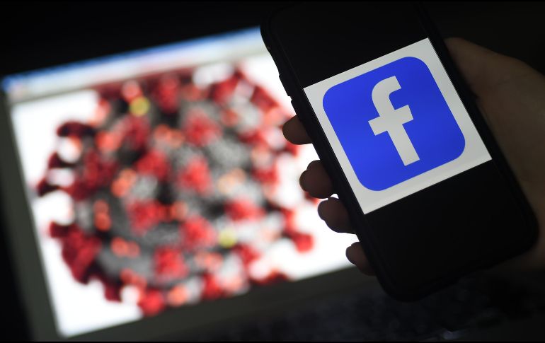 A partir de este lunes, se eliminarán comentarios hasta ahora permitidos en la red social y en Instagram, como que el COVID-19 fue creado por humanos. AFP/ARCHIVO