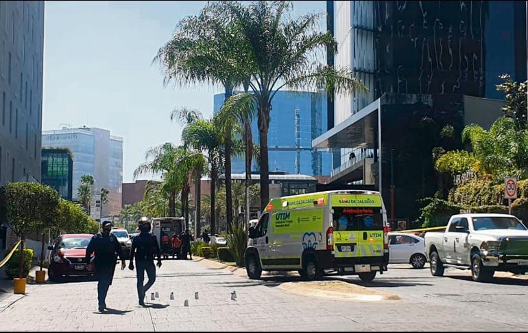 LLUVIA DE BALAS. En el lugar del tiroteo quedaron más de 100 casquillos. La Fiscalía del Estado indicó que los responsables de este hecho, ocurrido en un restaurante ubicado en Avenida Real Acueducto, huyeron a bordo de cuatro vehículos.  EL INFORMADOR • R. BOBADILLA