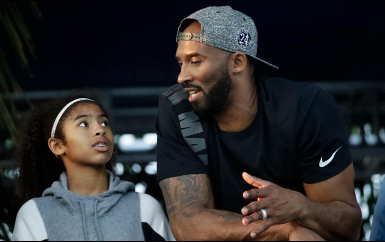 La muerte de Kobe Bryant y su hija Gigi conmocionó al mundo del deporte, que hace un par de semanas los recordó con diversas muestras de cariño en el primer aniversario de su muerte. AP / ARCHIVO