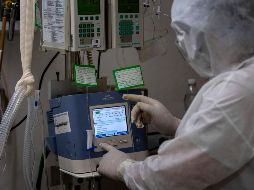 El paciente contagiado con la variante británica requirió de un respirador. AFP/ARCHIVO