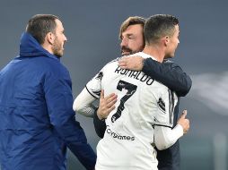 El entrenador Andrea Pirlo abraza a Cristiano Ronaldo una vez finalizado el encuentro. EFE/A. Di Marco