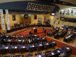 Los opositores cuentan con 63 de los 84 diputados y si no cambian de opinión podrían llevar la petición al pleno para su aprobación. EFE/R. Sura