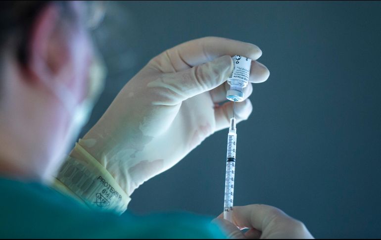 De acuerdo con resultados preliminares, la vacuna de CanSino tiene una eficacia del 90% en una sola dosis. AP / ARCHIVO