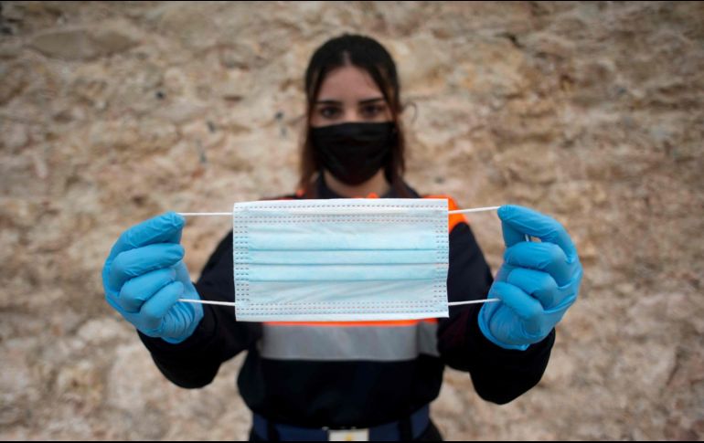 Según el estudio, la exposición a una persona infectada que no lleve mascarilla se reduce en un 83% con un cubrebocas doble. AFP/ARCHIVO