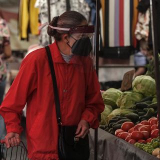 Adultos mayores se exponen en tianguis para comprar víveres