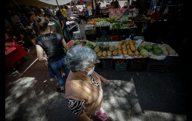 Las personas mayores de 60 años (edad a partir de la cual ya no se permite su ingreso a las tiendas) continúan yendo a los tianguis a surtirse de frutas, verduras, lácteos, pescado y otros alimentos. EL INFORMADOR/ F. Atilano
