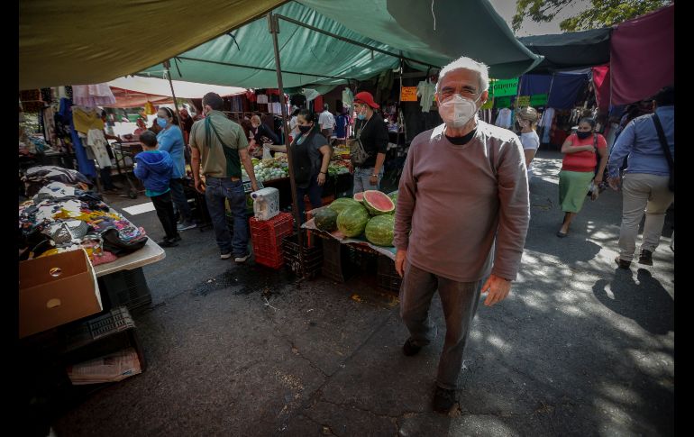 Las personas mayores de 60 años (edad a partir de la cual ya no se permite su ingreso a las tiendas) continúan yendo a los tianguis a surtirse de frutas, verduras, lácteos, pescado y otros alimentos. EL INFORMADOR/ F. Atilano