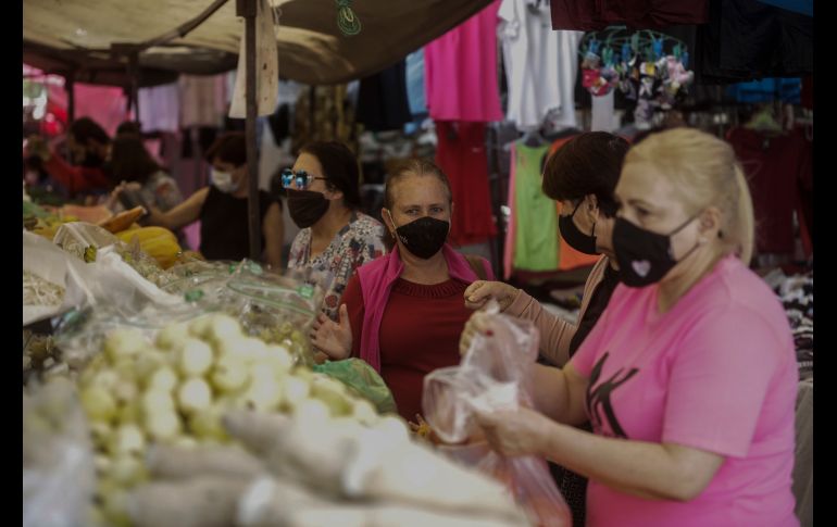 Las personas mayores de 60 años (edad a partir de la cual ya no se permite su ingreso a las tiendas) continúan yendo a los tianguis a surtirse de frutas, verduras, lácteos, pescado y otros alimentos. EL INFORMADOR/ F. Atilano