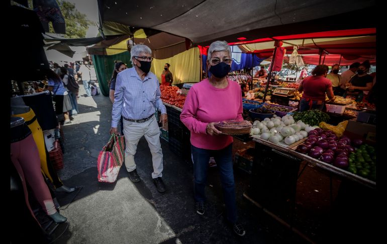 Las personas mayores de 60 años (edad a partir de la cual ya no se permite su ingreso a las tiendas) continúan yendo a los tianguis a surtirse de frutas, verduras, lácteos, pescado y otros alimentos. EL INFORMADOR/ F. Atilano