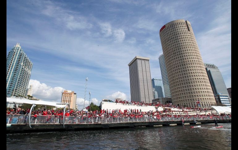 Los recientes campeones de la NFL llegaron en autobuses y se distribuyeron en varios botes y yates, en medio del revuelo de sus fanáticos. AP/D. Shadd