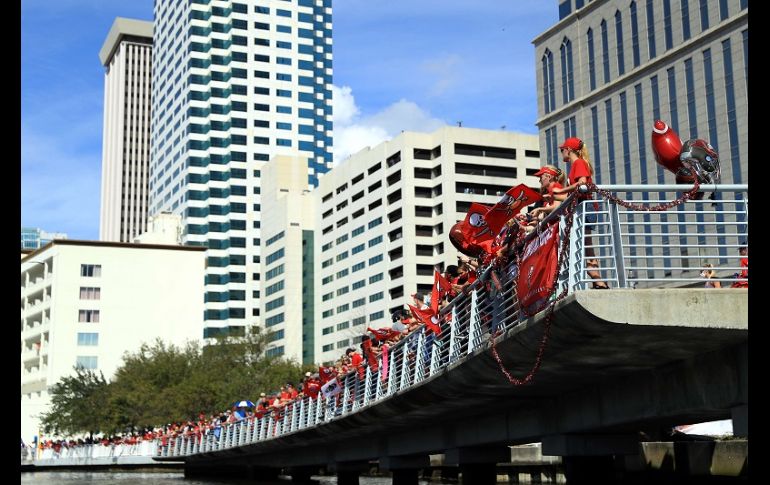 Los recientes campeones de la NFL llegaron en autobuses y se distribuyeron en varios botes y yates, en medio del revuelo de sus fanáticos. AFP/M. Ehrmann