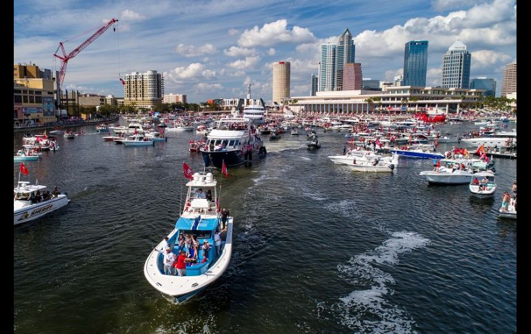 Los recientes campeones de la NFL llegaron en autobuses y se distribuyeron en varios botes y yates, en medio del revuelo de sus fanáticos. AFP/J. Aguilar
