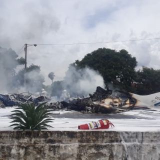 Avioneta militar se estrella en aeropuerto de Paraguay; mueren siete